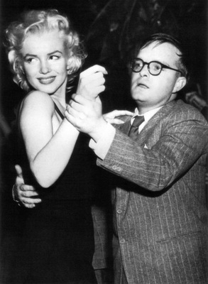 Truman Capote khiêu vũ cùng sao Hollywood, Marilyn Monroe.